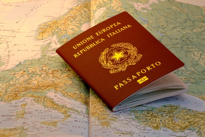 passaporto italiano su cartina geografica